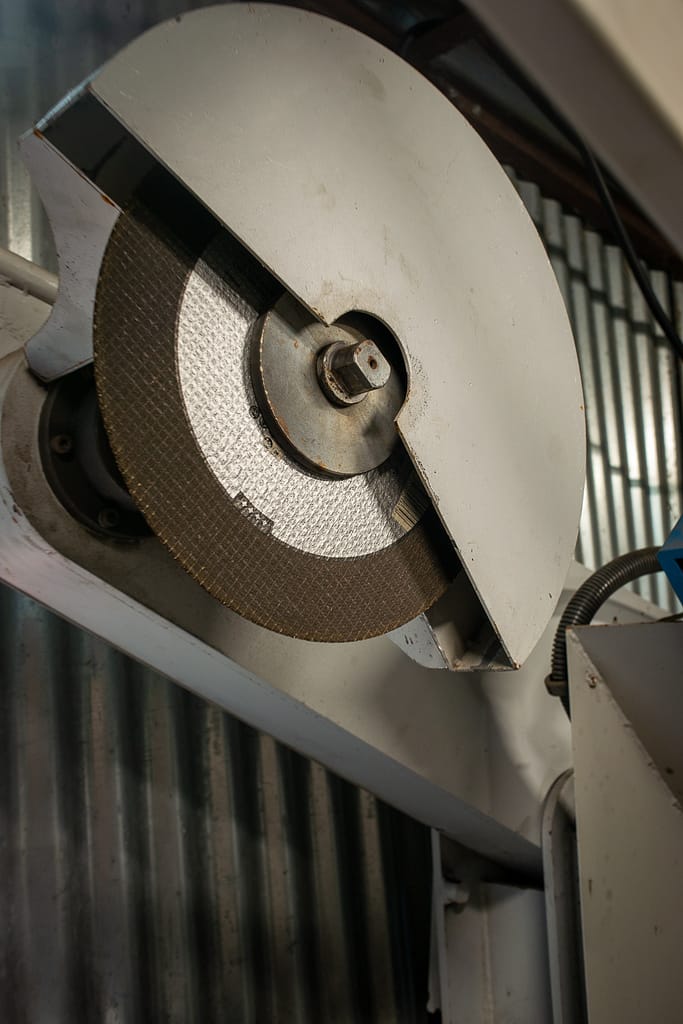 Scie pendulaire pour découpe des modèles